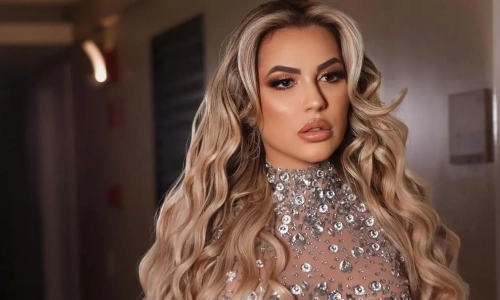 Deolane tira satisfação com jovens depois de ser xingada na porta de casa